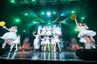 うちわを手にパフォーマンスするいぎなり東北産。