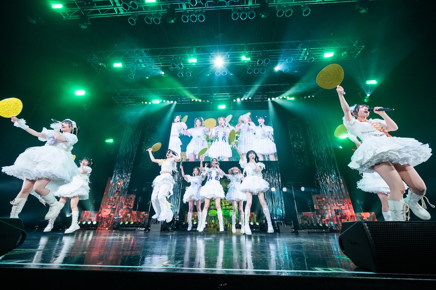 うちわを手にパフォーマンスするいぎなり東北産。