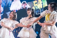 手をつなぐ北美梨寧、吉瀬真珠、安杜羽加（左から）。