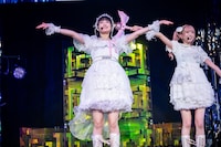 笑顔を振り撒く橘花怜（左）と律月ひかる（右）。