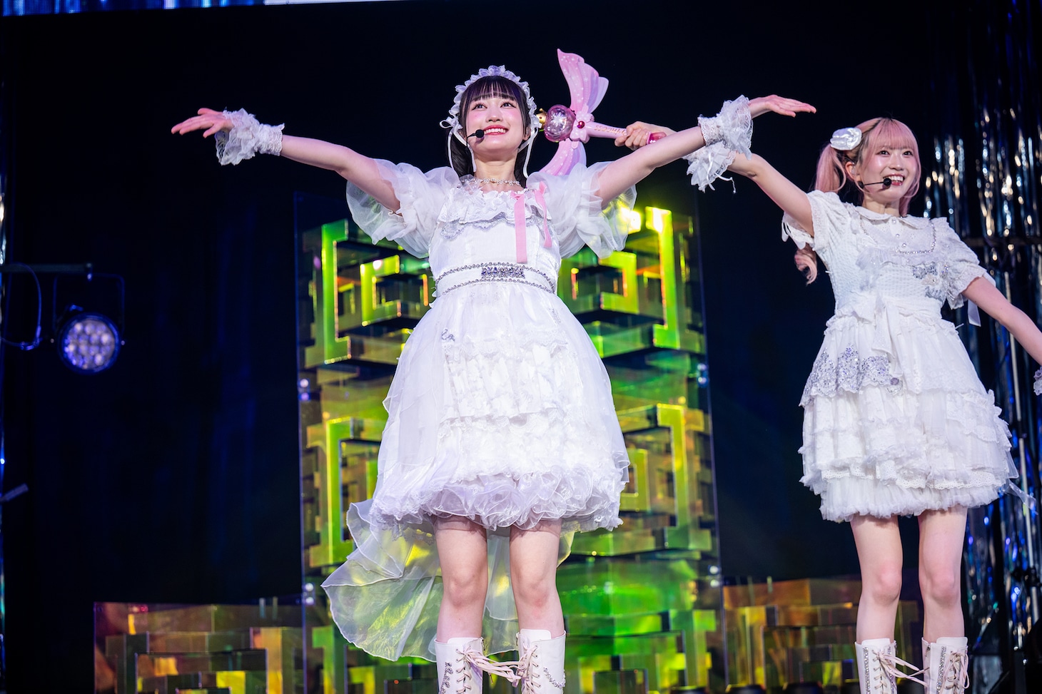 笑顔を振り撒く橘花怜（左）と律月ひかる（右）。