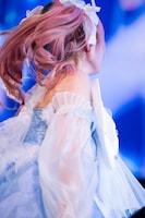 揺れる律月ひかるのツインテール。