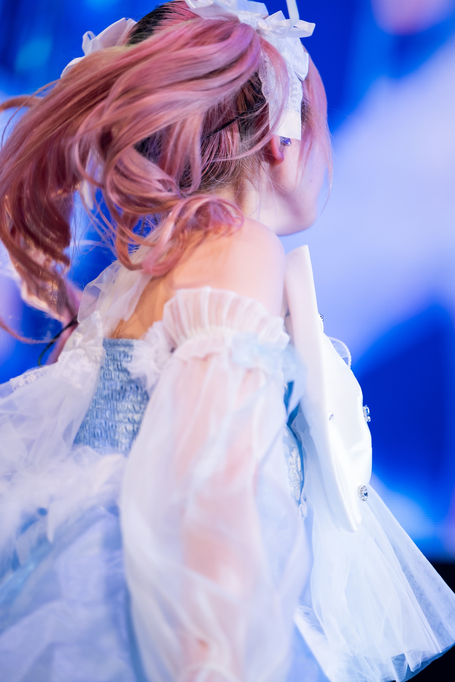 揺れる律月ひかるのツインテール。