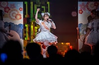 屏風から飛び出す桜ひなの。