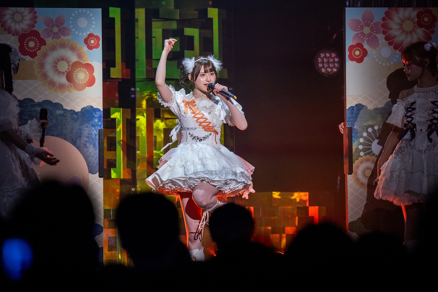 屏風から飛び出す桜ひなの。