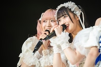 律月ひかる（左）と橘花怜（右）。