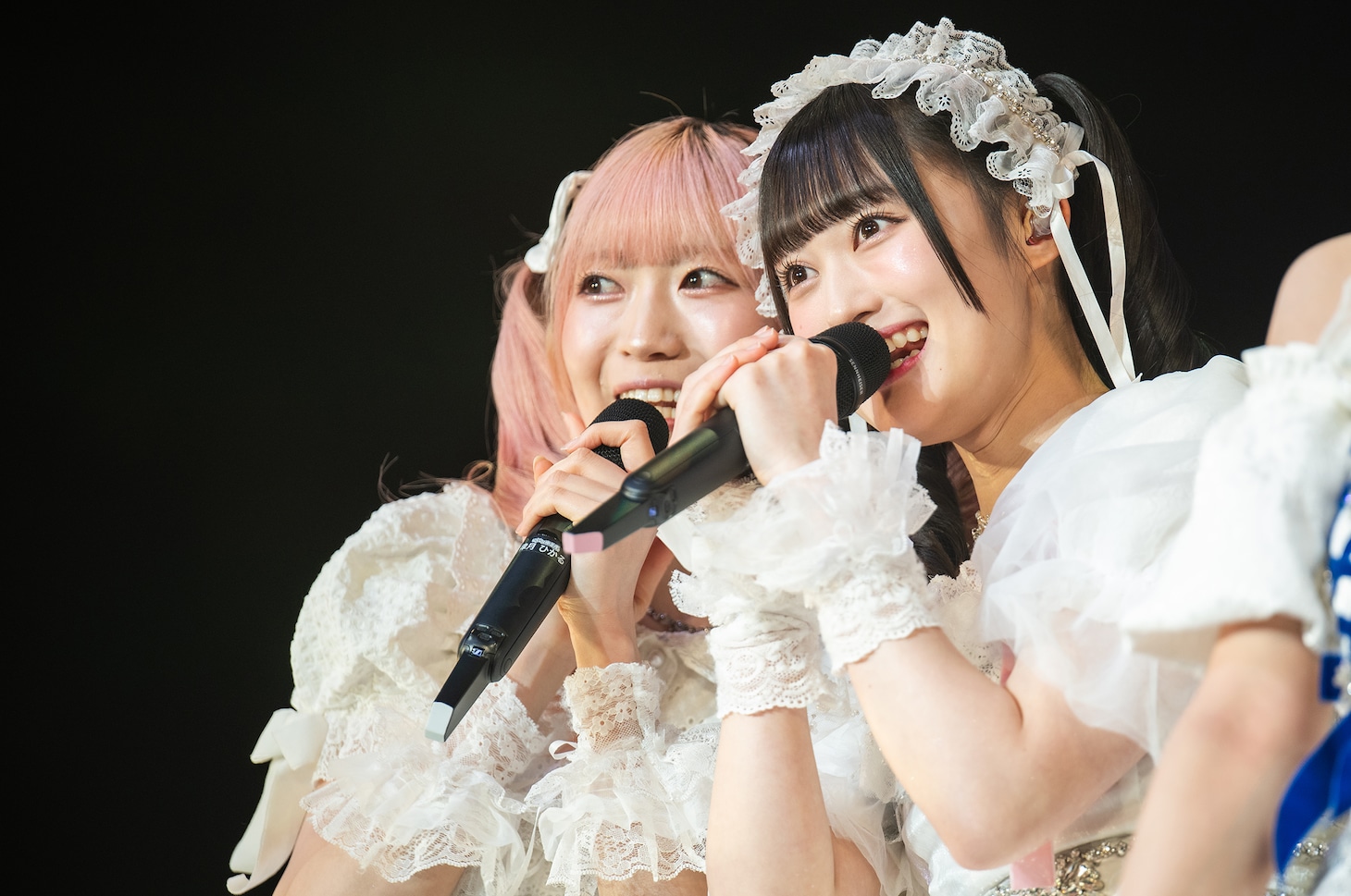 律月ひかる（左）と橘花怜（右）。