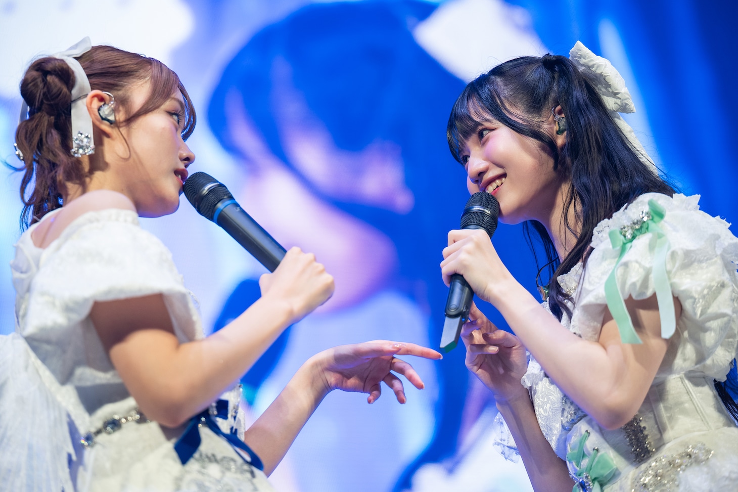 楽屋の高級ないちごを1人で2個食べてしまったことを葉月結菜（左）に密告される吉瀬真珠（右）。