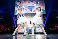 屏風の前でポーズを決める葉月結菜（左）と伊達花彩（右）。