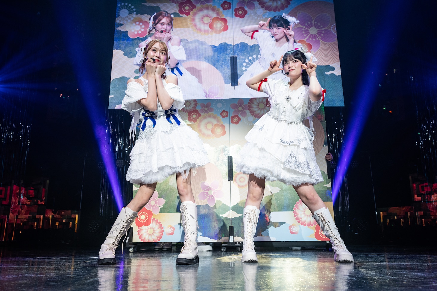 屏風の前でポーズを決める葉月結菜（左）と伊達花彩（右）。