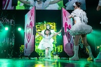 ハートの衝立から飛び出す藤谷美海（下）と吉瀬真珠（上）。