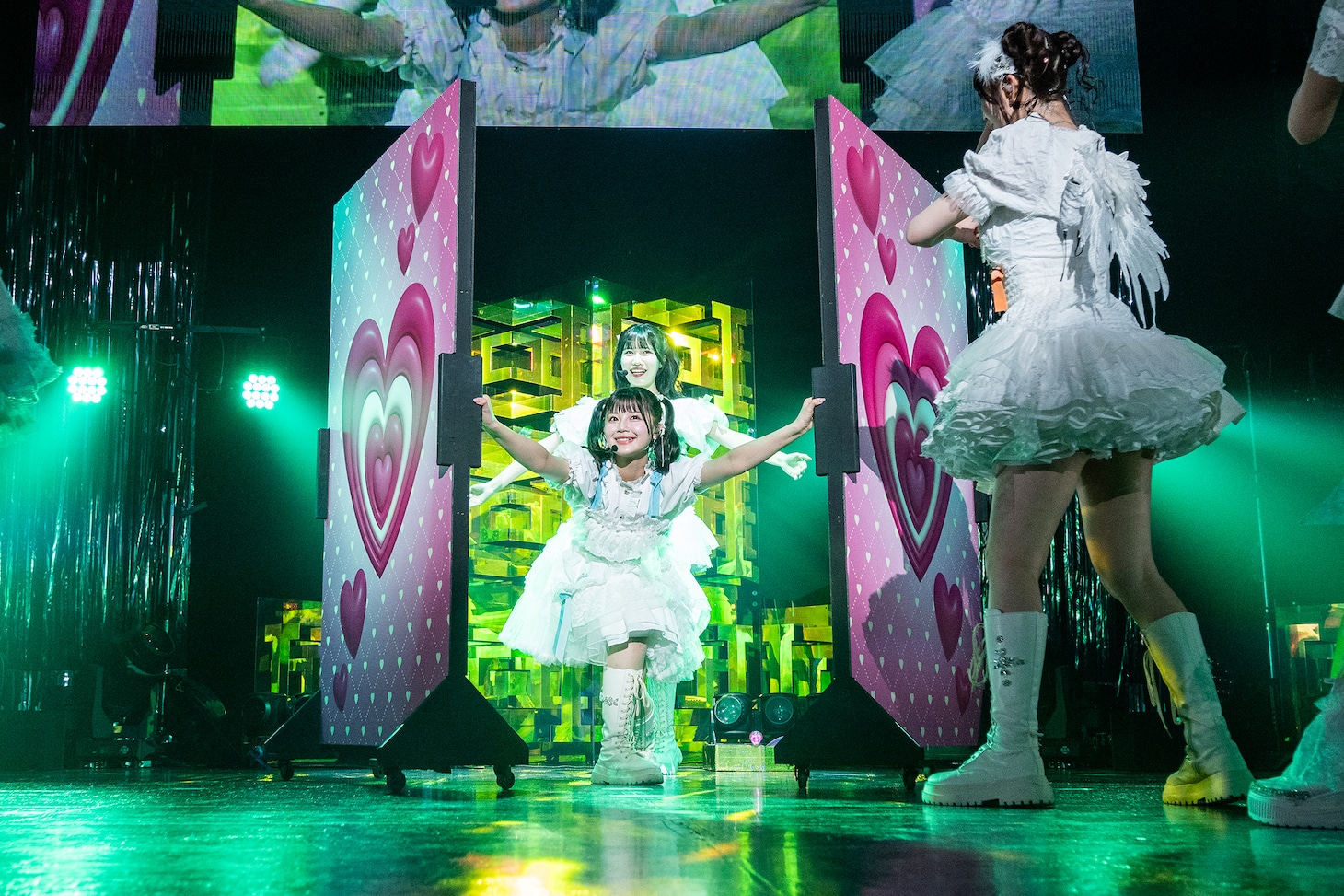 ハートの衝立から飛び出す藤谷美海（下）と吉瀬真珠（上）。