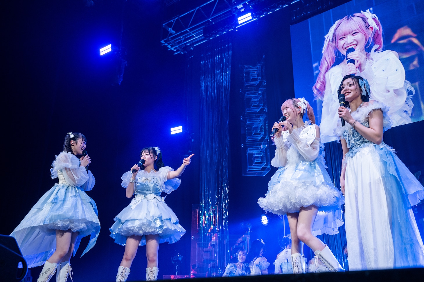 左から橘花怜、藤谷美海、律月ひかる、安杜羽加。