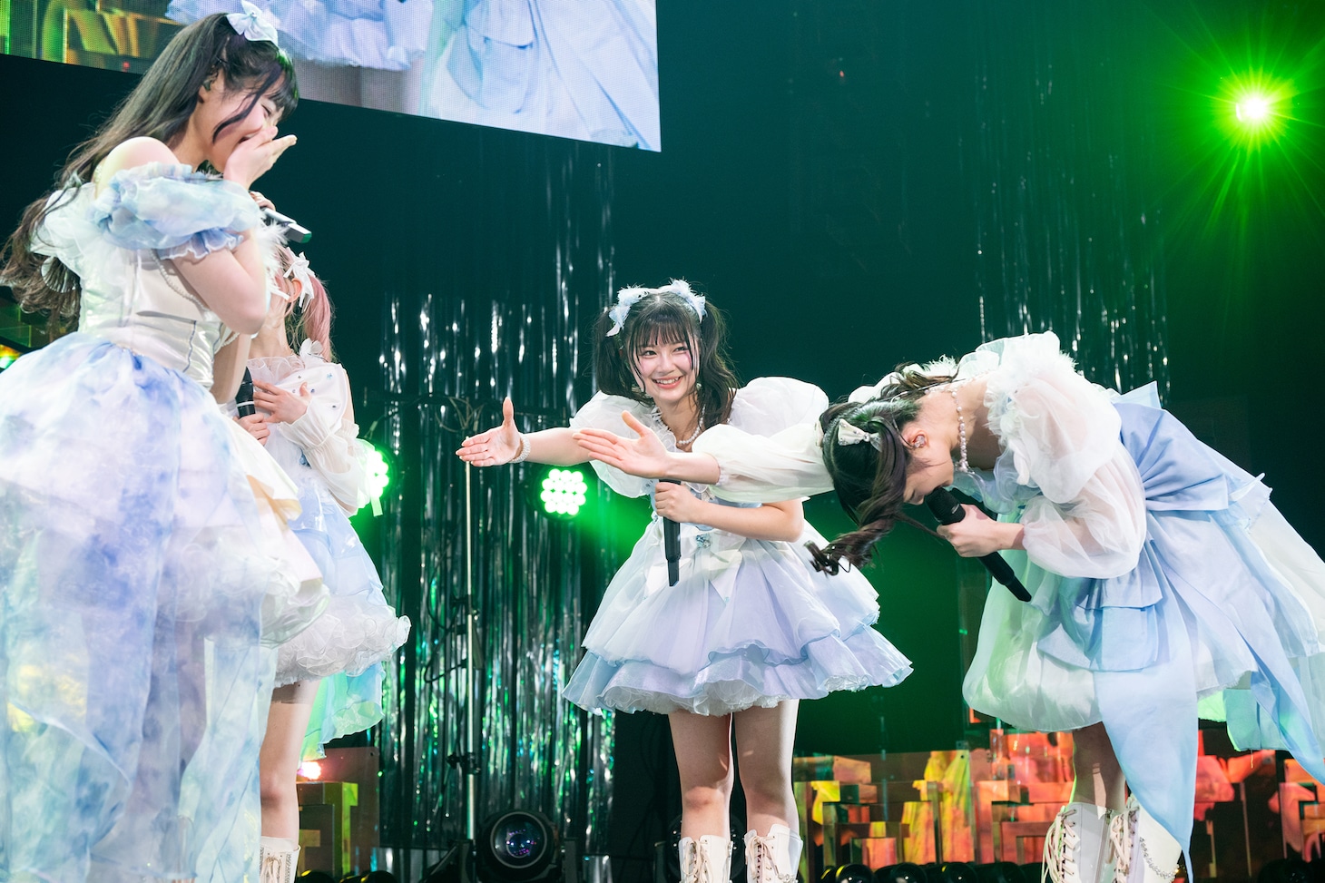 藤谷美海（中央）の告白に割って入る橘花怜（右）。