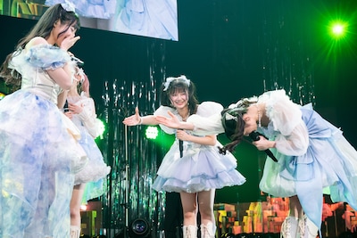 藤谷美海（中央）の告白に割って入る橘花怜（右）。