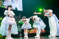 悩む吉瀬真珠（左）。