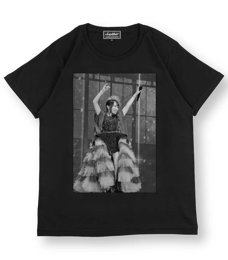 水樹奈々、最新ツアーTOYOTA ARENA公演の勇姿がクールなTシャツに 