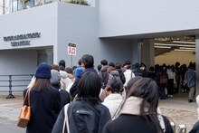 「UNISON SQUARE GARDEN TOUR 2025-2026 うるわしの前の晩」TOYOTA ARENA TOKYO公演にて、フォトスポットに列を作るファン。（Photo by Viola Kam［V'z Twinkle］）