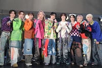 かわいいポーズを決めるBUDDiiS。