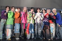 かわいいポーズを決めるBUDDiiS。