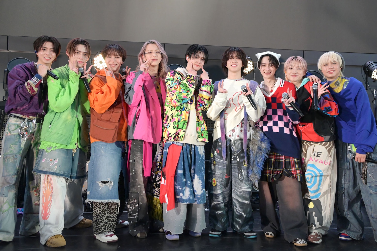 かわいいポーズを決めるBUDDiiS。