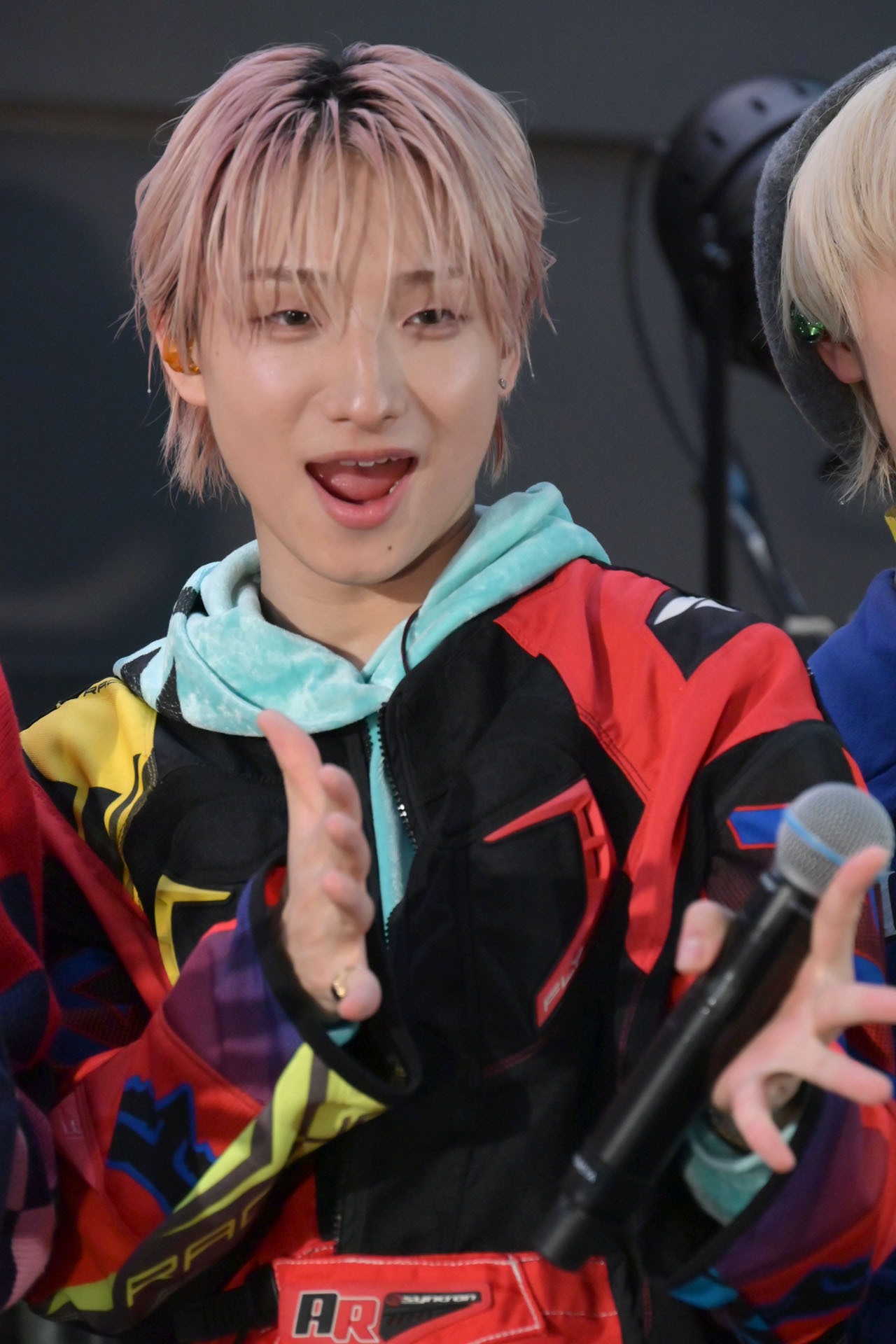 「ヤー！」をするFUMIYA。