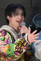 「ヤー！」をするFUMINORI。