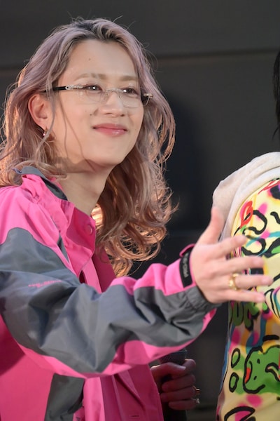 「ヤー！」をするMORRIE。