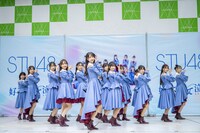 新曲「好きすぎて泣く」を初披露するSTU48。