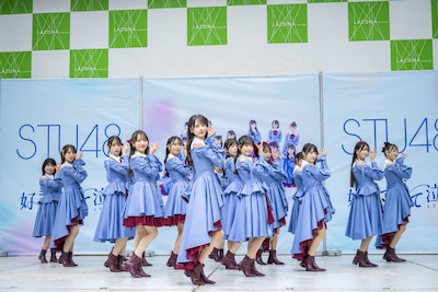 新曲「好きすぎて泣く」を初披露するSTU48。