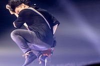 田淵智也（B）（Photo by Viola Kam［V'z Twinkle］）