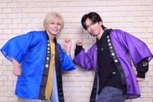 “稜海ポーズ”を決める小笠原海と船津稜雅。