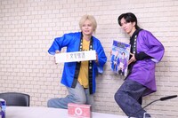 パネル持ちでポーズを求められた稜海。