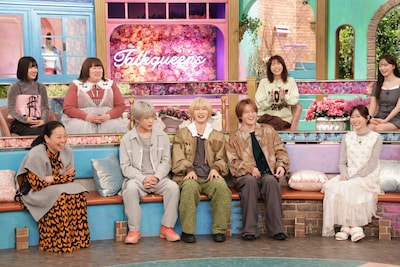 「トークィーンズ」より。下段左からいとうあさこ、HAYATO（MAZZEL）、NAOYA（MAZZEL）、KAIRYU（MAZZEL）指原莉乃、上段左から福田麻貴（3時のヒロイン）、かなで（3時のヒロイン）、若槻千夏、森香澄。