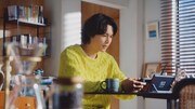 「ぽこ あ ポケモン」のテレビCM「松村さん『ぽこポケ』デビュー、狩野さんの街へ篇」より。