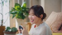 「ぽこ あ ポケモン」のテレビCM「MAHINAさん『ぽこポケ』デビュー、指原さんの街へ篇」より。
