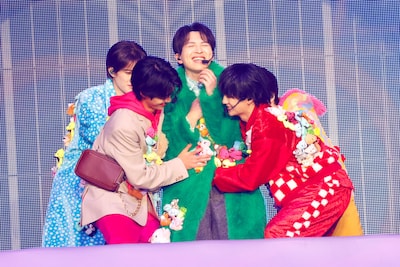 吉田仁人にしがみつく4人。