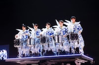 スネアドラムのパフォーマンスを披露するM!LK。