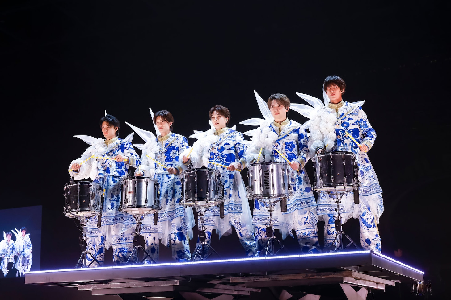 スネアドラムのパフォーマンスを披露するM!LK。