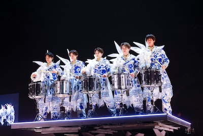 スネアドラムのパフォーマンスを披露するM!LK。