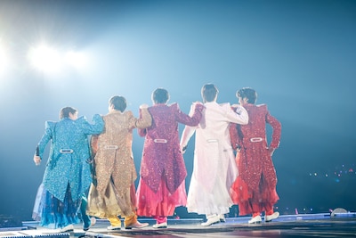 M!LKの5人の背中。