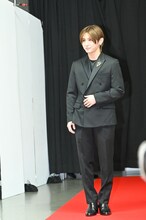 レッドカーペットで立ち止まり、カメラマンに視線を送る山田涼介。