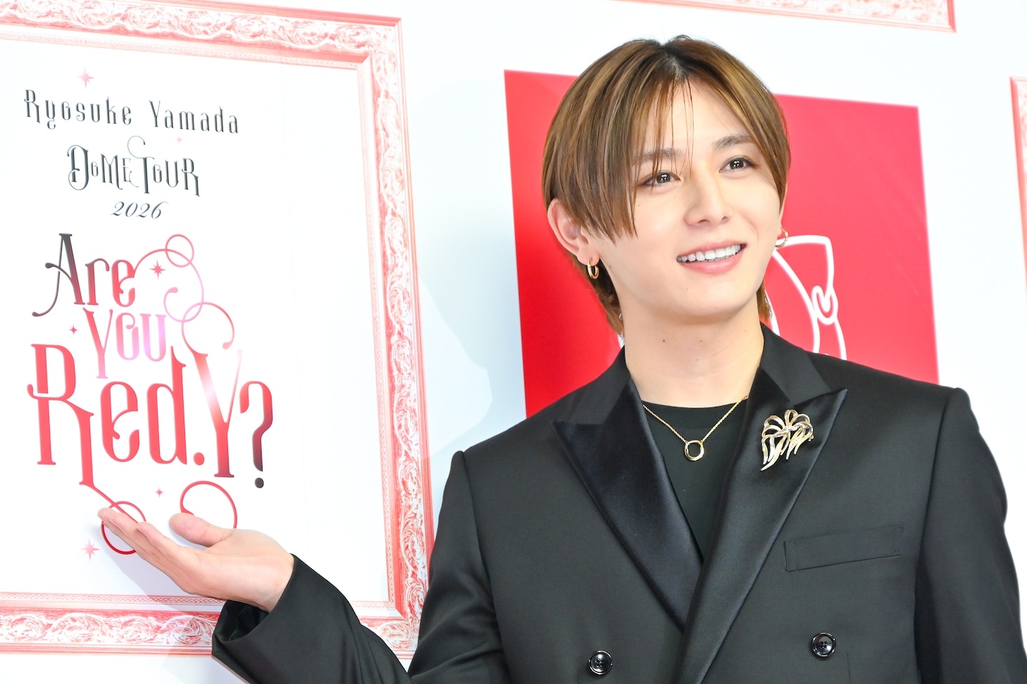 ソロドームツアー「Ryosuke Yamada DOME TOUR 2026 Are You Red.Y?」のロゴをアピールする山田涼介。