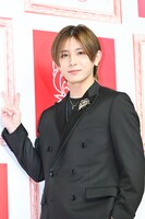 カメラマンのオーダーに応じ、2ndアルバムにちなんで“2”を示すも「ピースになってないですか？」と少し戸惑う山田涼介。