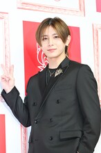 カメラマンのオーダーに応じ、2ndアルバムにちなんで“2”を示すも「ピースになってないですか？」と少し戸惑う山田涼介。