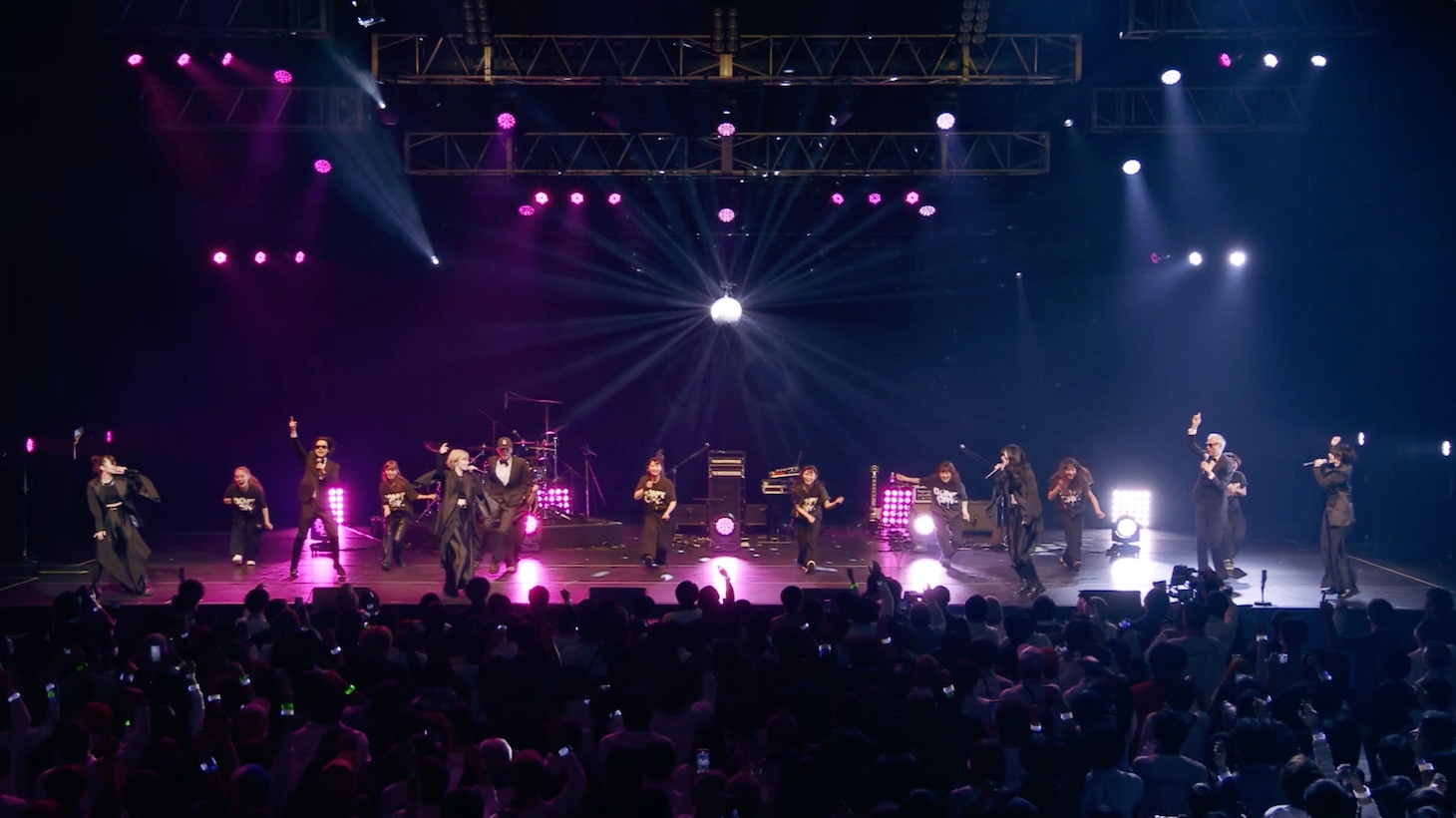 「ExWHYZ / DON'T CRY ft.DONGROSSO & Obsession」ライブ映像より。