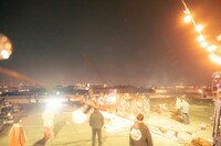 GEZAN「100時間リレー」の終盤に行われた野外ライブの様子。