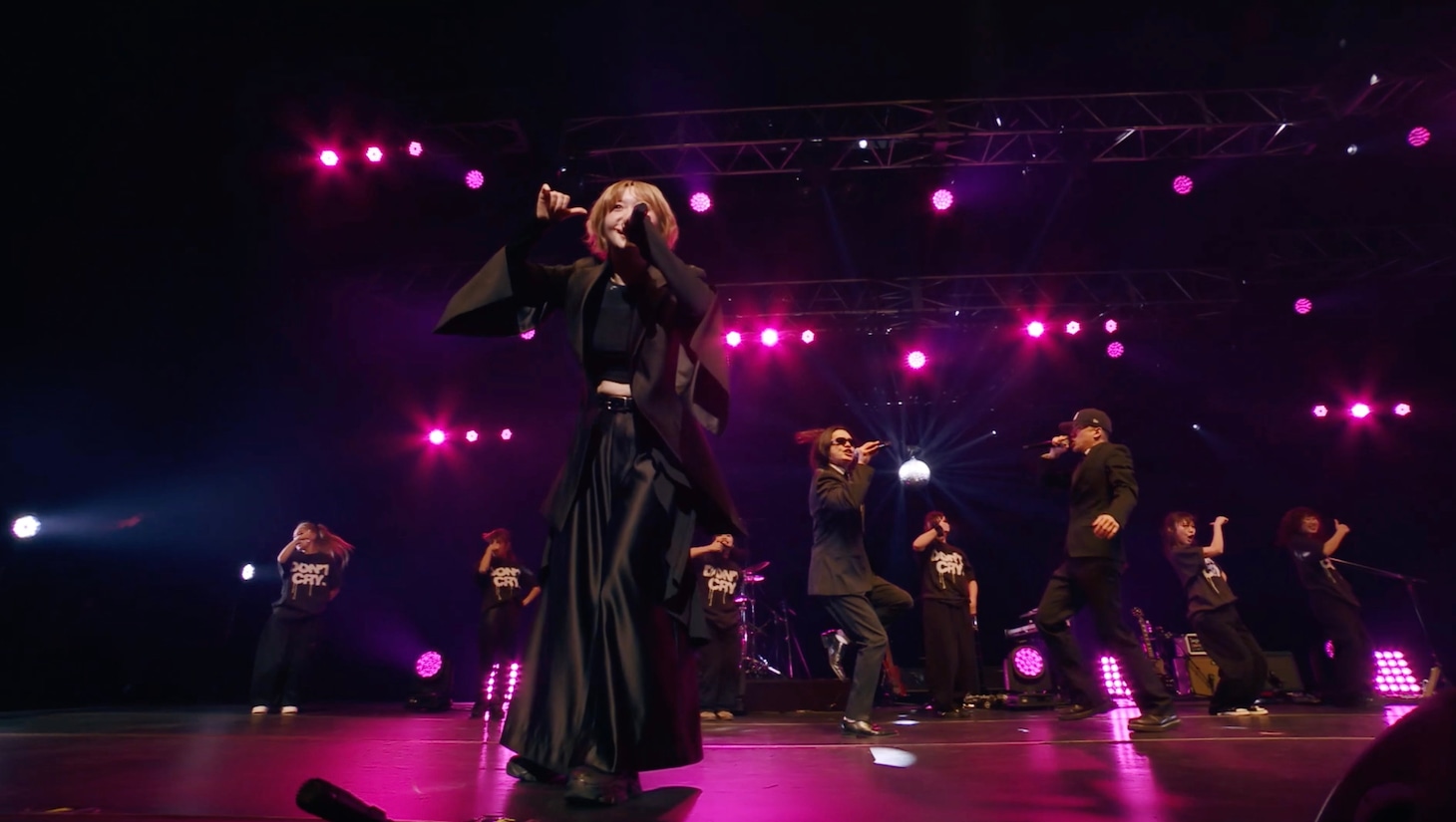 「ExWHYZ / DON'T CRY ft.DONGROSSO & Obsession」ライブ映像より。