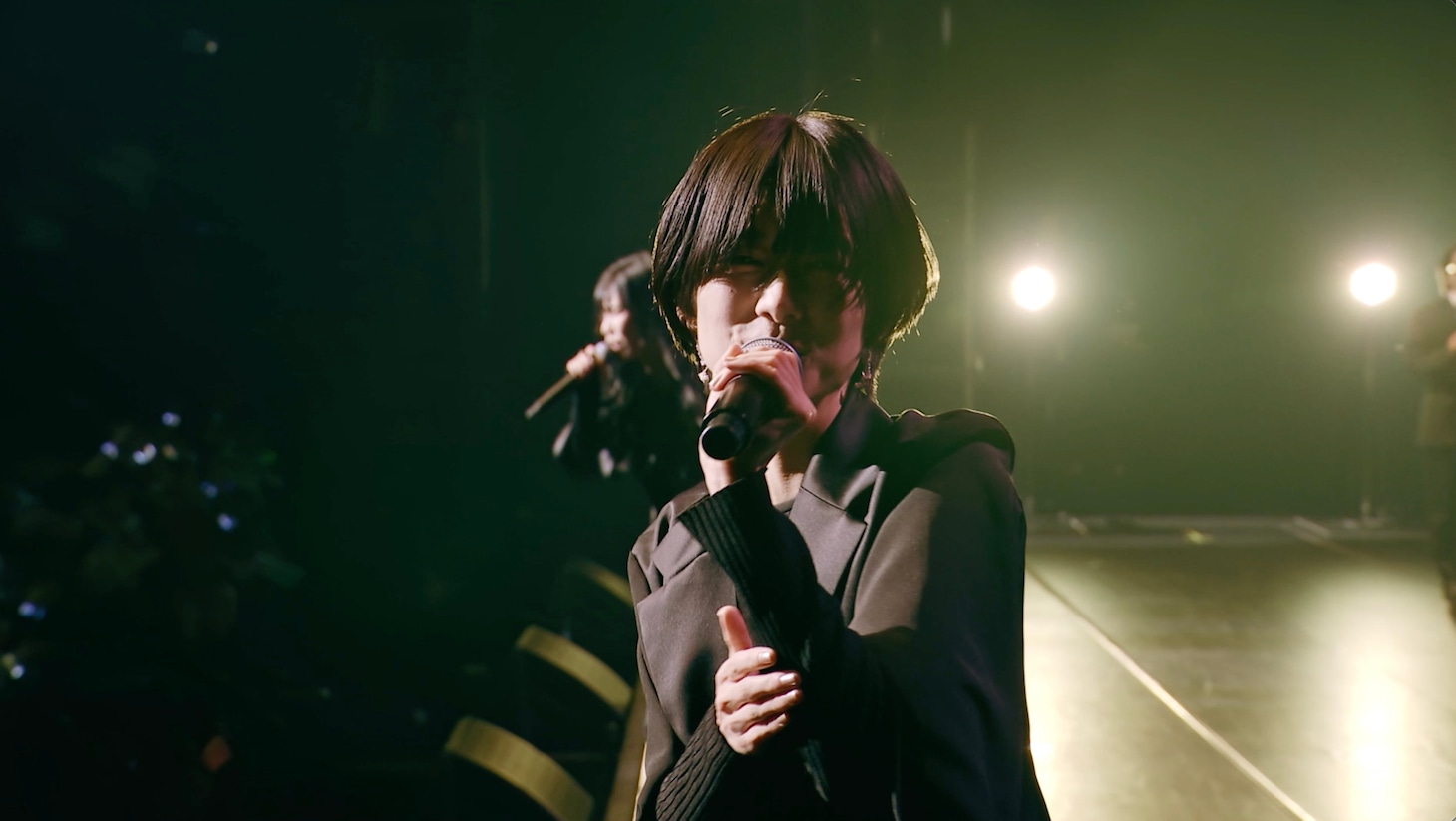 「ExWHYZ / DON'T CRY ft.DONGROSSO & Obsession」ライブ映像より。