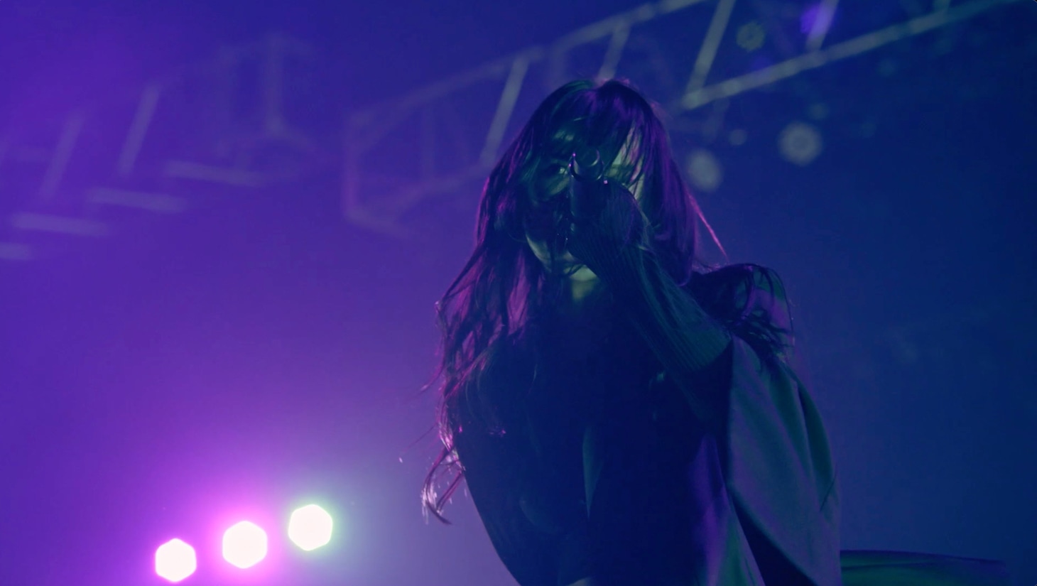 「ExWHYZ / DON'T CRY ft.DONGROSSO & Obsession」ライブ映像より。